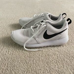 Nike Rosche Women’s 7.5 White